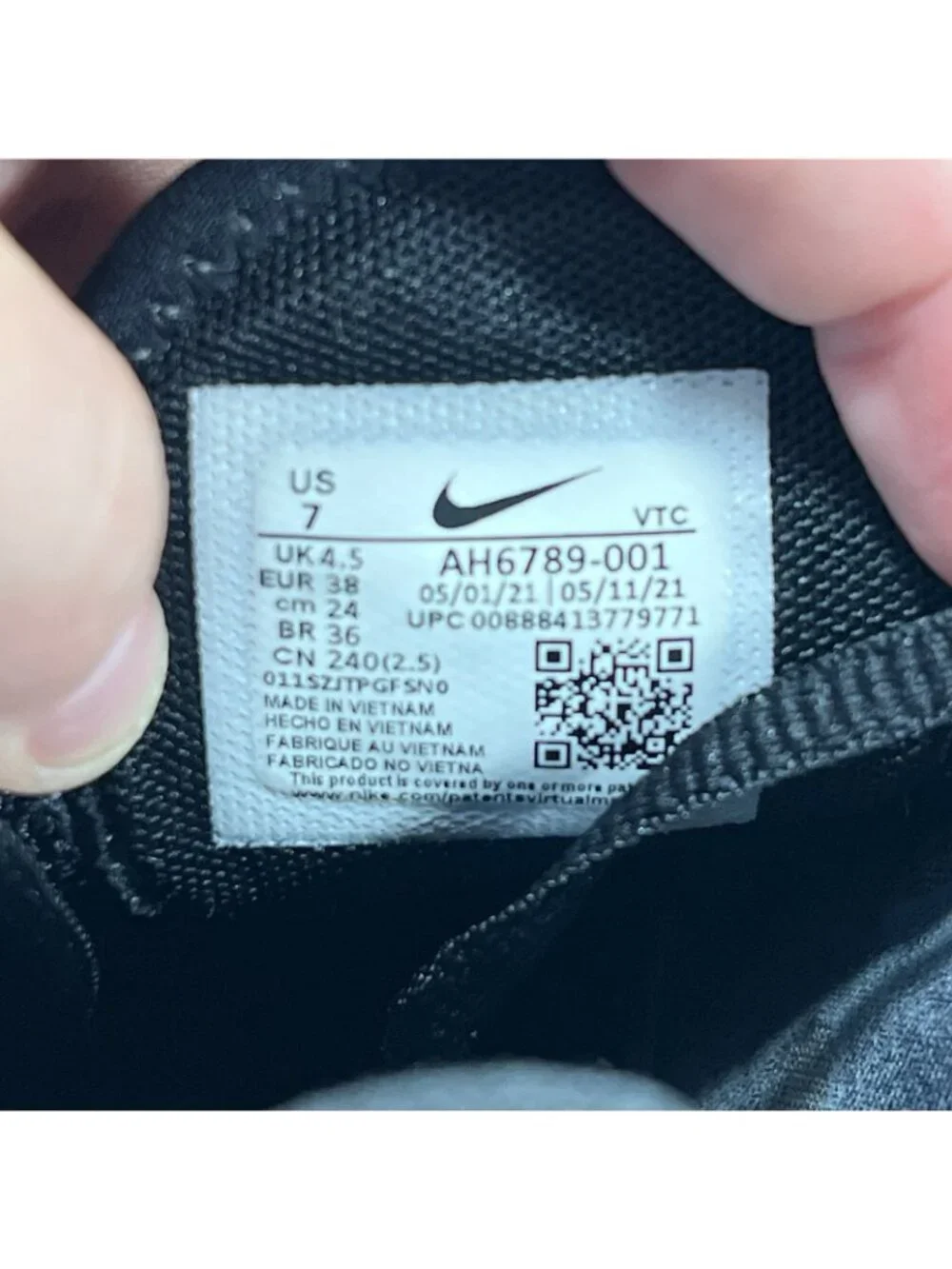 Nike Air Max 270 Black White Women Size 7 Running Shoe AH6789-001